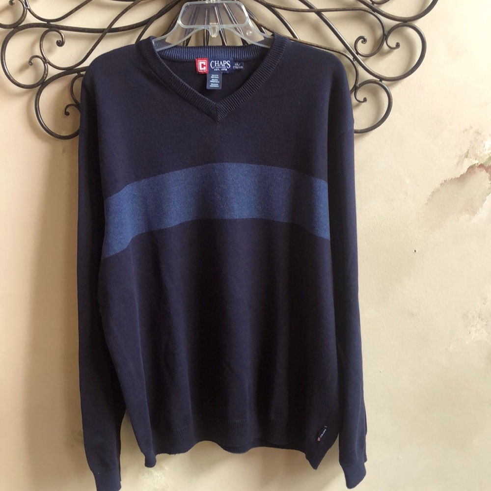 Men’s lightweight V-neck, long-sleeved navy sweater